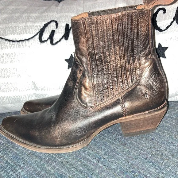 Frye| Sacha Chelsea Bronzed Bootie| Size 7B Pre Owned Condition - Picture 4 of 11